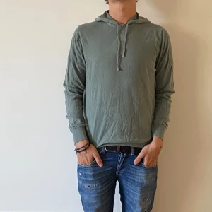 Massimo Dutti hoodie - Stickad Massimo Dutti hoodie - Storlek S - Varan är i bra skick och har inga flaws - Modellen är 172 cm och väger 65 kg - Vid frågor eller funderingar är det bara att skriva!