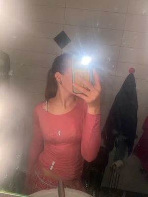 intimissimi tröja - en jätte fin röd intimissimi tröja i storleken S. köpt begengnad innan och den sista 2 bilderna är lånade från den jag köpte utav, inga hål eller något annan på tröjan!❤️