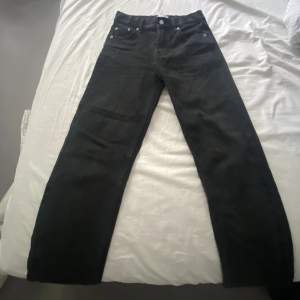 Ett par svarta jeans som e lite baggy. Jätte sköna men säljer för att dom är försmå.