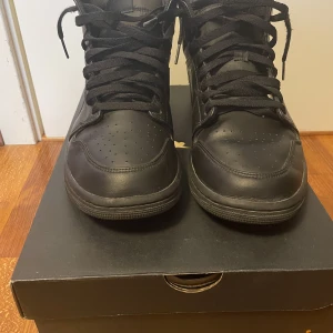 Air Jordan 1 mid  - Air Jordan 1 mid triple black stolek 44,5 cond 7/10 550kr