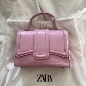 Zara väska  - Lånad bild men ser exakr samma ut och jättebra kvalite!❤️❤️köpt för 299kr