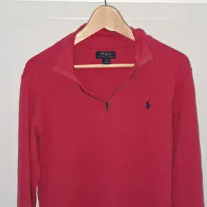 En röd Polo Ralph Lauren tröja i XL model (sitter som en medium). Tröjan är i bra skick och ser hyfsat ny ut  Bredd: 42 cm Längd: 61 cm