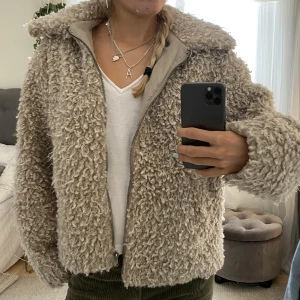 Teddyjacka  - Säljer min så fina Teddyjacka i superskick💕💕använd fåtal gånger
