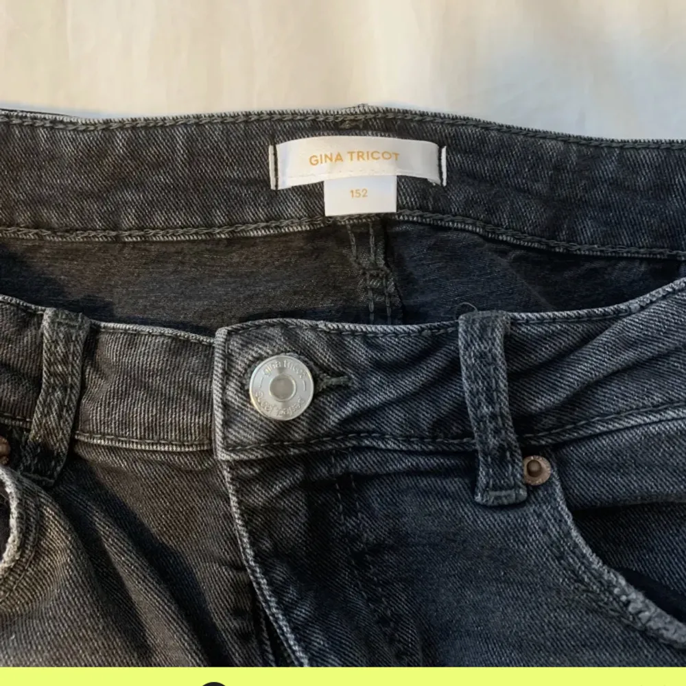 Intressekoll på dessa lågmidjade bootcut jeans från Gina som tyvärr är för korta i bena på mig ❤️ . Jeans & Byxor.