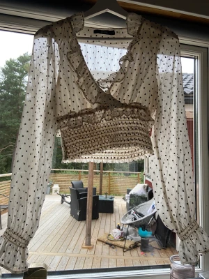 Topp från bik bok  -   Säljer en jätte gullig blus från Bikbok i storlek xs då den inte kommer till användning💓 jättefin men då den är genomskinlig så kommer den inte till användning💓  Pris kan diskuteras vid snabb affär 