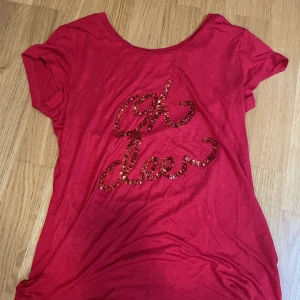 T-shirt - Oh deer tröja från hm i storlek xs/s 💓 fri frakt