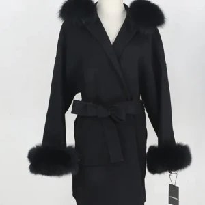 Kappa med päls - Säljer denna kappa med äkta päls, använd fåtal gånger. Strl S/XS. (jätte fint skick)