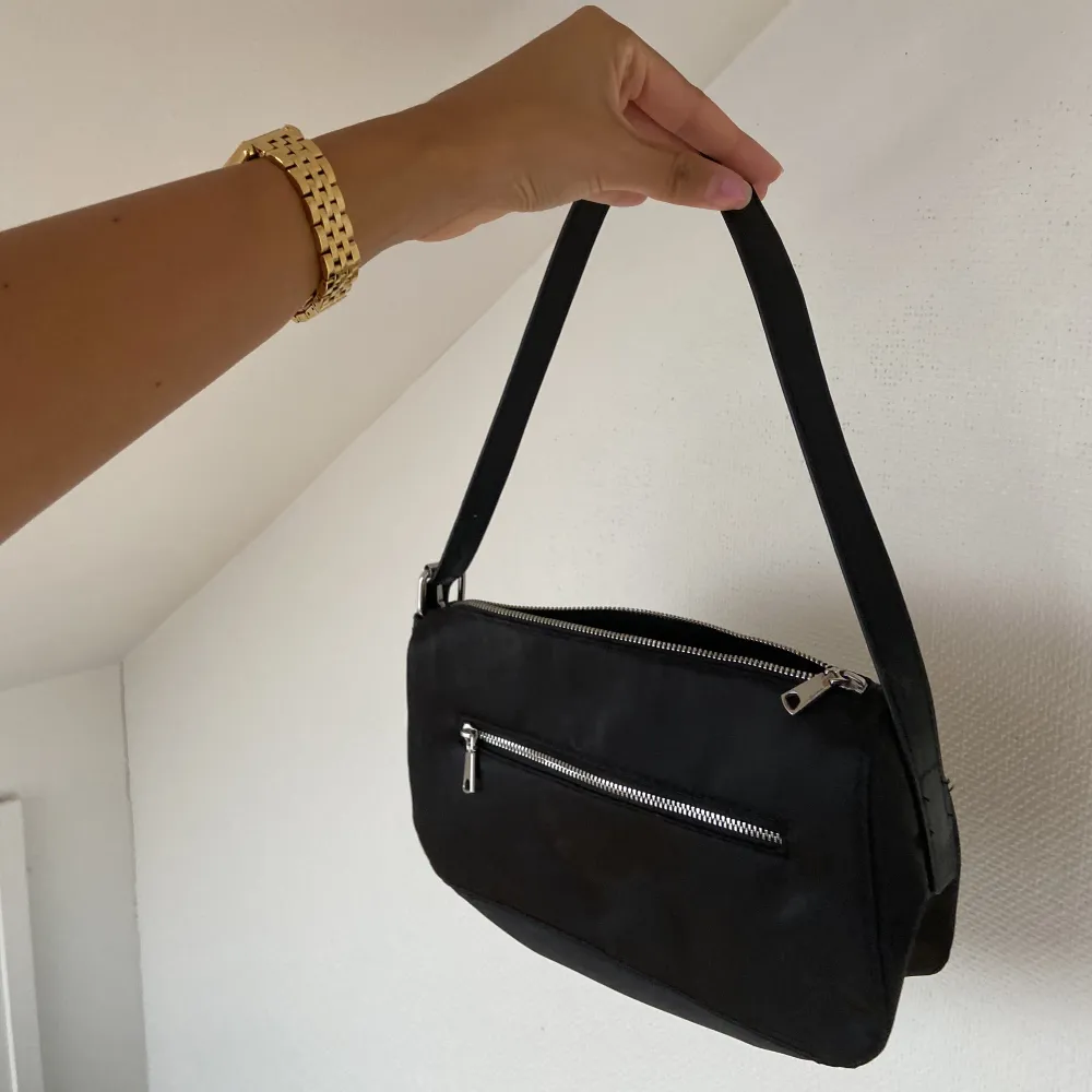 Snygg & enkel svart minibag 🖤. Väskor.