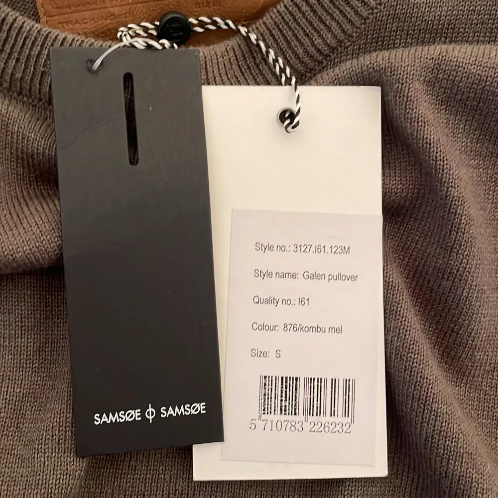 Säljer dena gröna sweatshirt från Samsøe Samsøe i mörkgrön. Den är inte använd och har lapp kvar. Storleken är Small. Hör av dig vid frågor eller om fler bilder önskas. Köparen står för frakten.. Tröjor & Koftor.