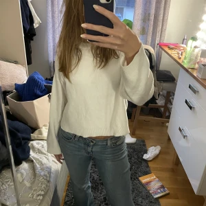 Vit stickad tröja - Säljer min vita stickade tröja då den inte kommit till användning!💕säljer för 100! 
