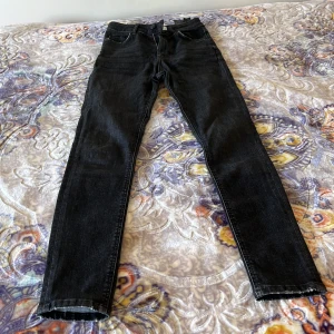 Gråa jeans  - Gråa skinny jeans från Zara. Storlek 34. Slitet vid fickorna och vid byxornas slut, men detta är tanken med plagget. Använd ett fåtal gånger och är i fint skick 