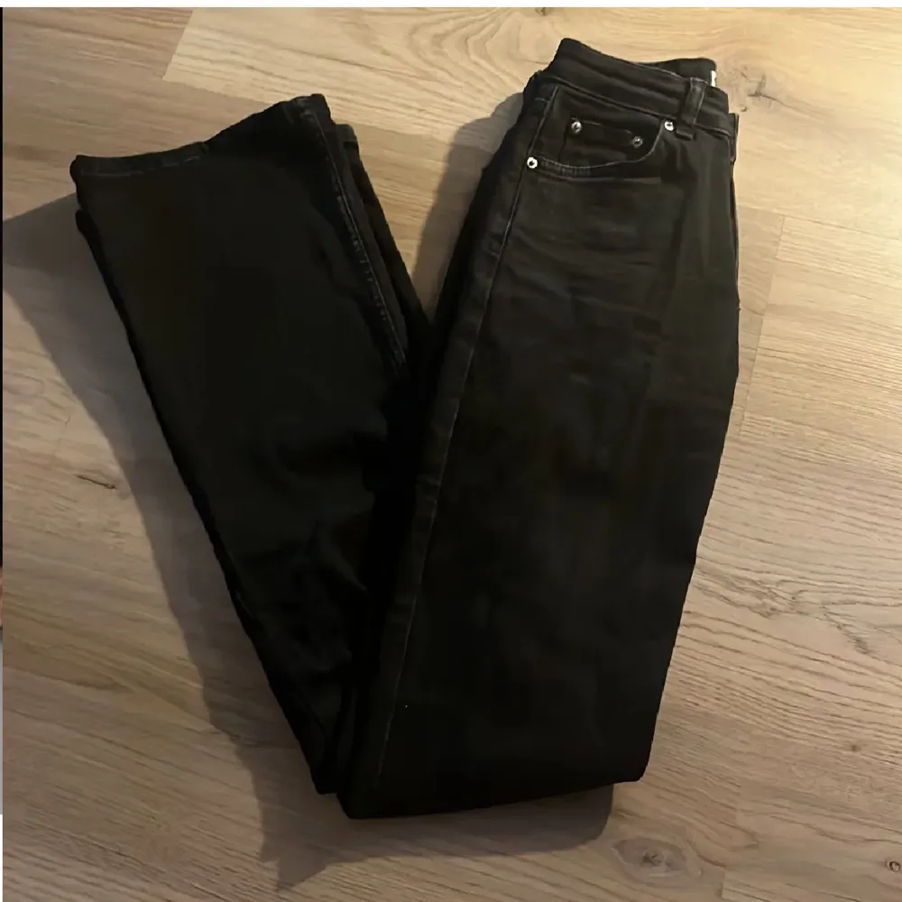 Säljer mina svarta jeans från Gina Tricot i modellen full length flare jeans i storlek 32. Säljs pga att det börjar bli för korta på mig, men annars inget fel på jeansen. Sparsamt använda🩷Nypris: 499,95kr säljs för 300kr. 💗Kom privat för fler bilder. Jeans & Byxor.