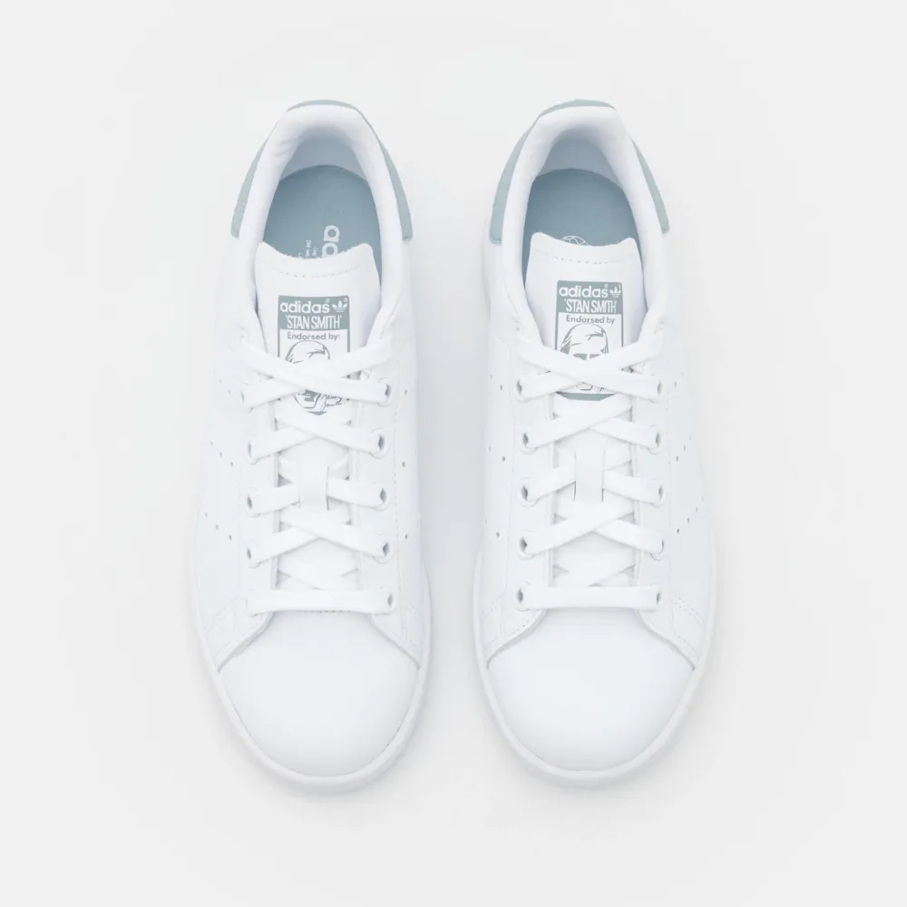 Superfina stan smiths i baby blå, skonsamt använda! Skriv för fler bilder! Nypris: 1195kr. Skor.