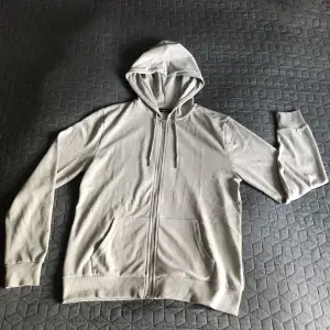 Säljer denna gråa zip up hoodien då den inte passade mig eftersom den är stor i storleken, skulle säga att den passar storlek M. Aldrig använt skick 10/10 skriv vid mer funderingar / bilder 😄