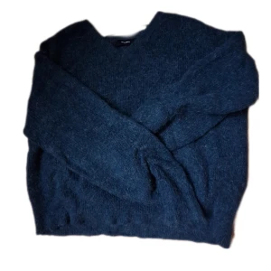 Grön stickad tröja - Säljer skönaste stickade tröjan då den inte kommer till användning. Materialet är liksom mjukt stickat och stretchigt. Den ser lite blå ut på bilden men är mer grön i verkligheten, kan skicka fler bilder privat. Skriv för frågor 🫶