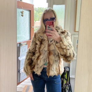 Fuskpälsjacka från Vila🤩 - Denna fuskpälsjacka är verkligen såsåsååå himla fin!!🙌🙌🤩 Superfint skick! Bra fit! Bra kvalite!!! ✨Älskar den så mycket den är verkligen perfekt nu när hösten är på ingång och det blir lite kallare ute🍂🍂