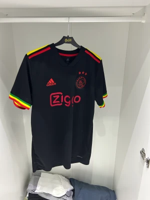 Ajax bobmarley - Ajax X bobmarley tröja som användes typ 2 gånger. Köpt för 1100 säljer för 500kr. Denna tröja är svår att få tag i nu då den inte säljs. Storlek M