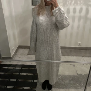 Klänning + beiget skal - Superfint