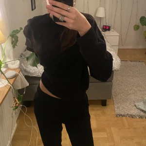 Kostymbyxor - Söljer mina fina ”kostymbyxor” som har en ribbing. Dom är raka i benen men fina. Även lågmidajde säljer däremot för att dom är för korta för mig som är 1.67