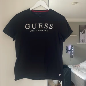 Guess t-shirt - En fin guess t-shirt i storlek L, den är slim fit och sitter fint på