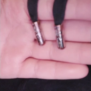 Juicy couture - Storlek s lite strävare material som dem vita o gråa vita sömar men de kan man bara vika sen där back vid rumpan får man typ använda klädes färg om man inte vill att de vita stynget ska synas o på dem banden där de står juciy har tappat färg men syns inte