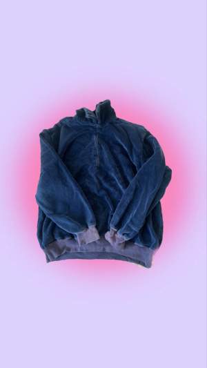 En blå ”sammets-aktig” tröja med liten zip. Små skador vid ärmarna (bild två) som jag tror gå att sy ihop, från gam. ägaren, okej skick. Vid högt intresse gäller budgivning annars först till kvarn! +59kr frakt