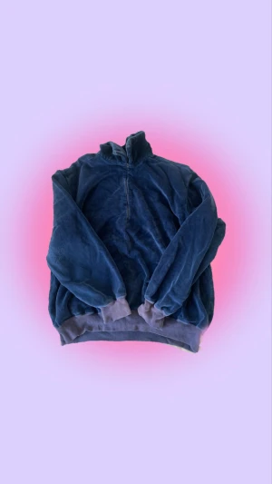 Sweater - En blå ”sammets-aktig” tröja med liten zip. Små skador vid ärmarna (bild två) som jag tror gå att sy ihop, från gam. ägaren, okej skick. Vid högt intresse gäller budgivning annars först till kvarn! +59kr frakt
