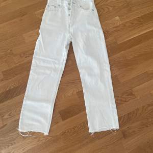 Högmidjade jeans från Zara i str 34 använda ett fåtal gånger.  Nypris 399kr