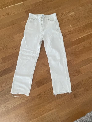 Naturvita jeans från Zara - Högmidjade jeans från Zara i str 34 använda ett fåtal gånger.  Nypris 399kr