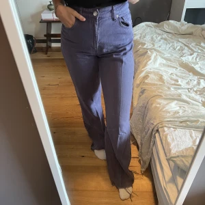 Lila jeans - Säljer dessa full legnth- jeans med hög midja från zara. Endast använda några gånger.