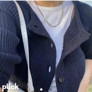 Vintage kofta  - Kofta köpt second hand. Marinblå stickad med trekvart ärmar. Storlek S💓