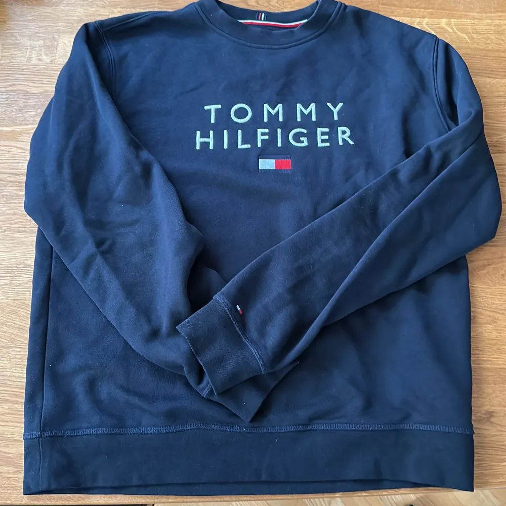 Tommy hilfiger tröja storlek L passar även M, Skick 10/10 nästan aldrig använd Nypris ca 1200. Hoodies.