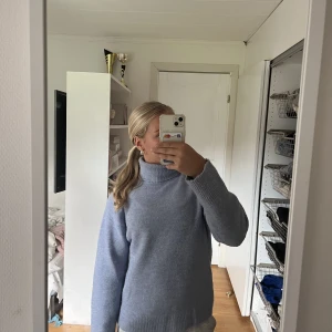 Blå stickad tröja💙 - Säljer denna superfina stickade tröja från Zara! Lite stor i storleken, skriv om ni undrar något💕Pris kan diskuteras.