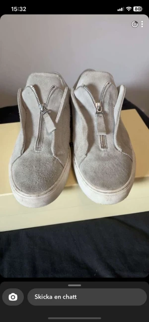 Arigato zip gråa - lägger ut mina arigatos. Inte använda jätte mycket då de är för stor storlek för mig. pris kan diskuteras nypris 2500 