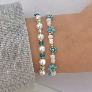 Armband - Säljer egentillverkade armband. Finns i både guld och silver och även i massa andra färger. Du kan välja en egen design om det önskas. Storlek väljer du också själv. 30-50kr beroende på design. Betalning sker via Swish, du står för frakten på 15kr🥰⚡️🦋🌸🌴