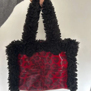 Stand Studio Väska - Stand Studio Tote bag i en mindre modell, snyggaste leopard printet och så cool ❣️