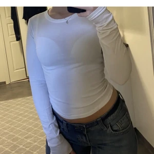 Långärmad tröja - Långärmad tröja från H&M. Storlek s. Säljer då jag har andra vita toppar jag använder mer. Perfekta bastoppen.