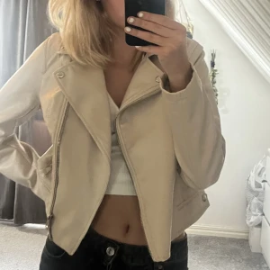 begie skinnjacka  - as cool skinnjacka från primark, har aldrig använt & köptes förra hösten. så fin till höst & vår😍 små i stl så passar mig som är en xs eller s 