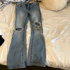 Jag säljer dessa jeans från shein, använder dom inte längre och passar inte mig. Lite sönder där uppe som man kan se på bilden men går säkert och sy. Köparen står för frakten 