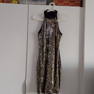 Paljettklänning - Paljettklänning från sisters point. Klänningen har inga paljetter på baksidan. Endast prövad i provrum, festen den köptes till blev inställd så har inte använd den alls. Nypris 1299:- 