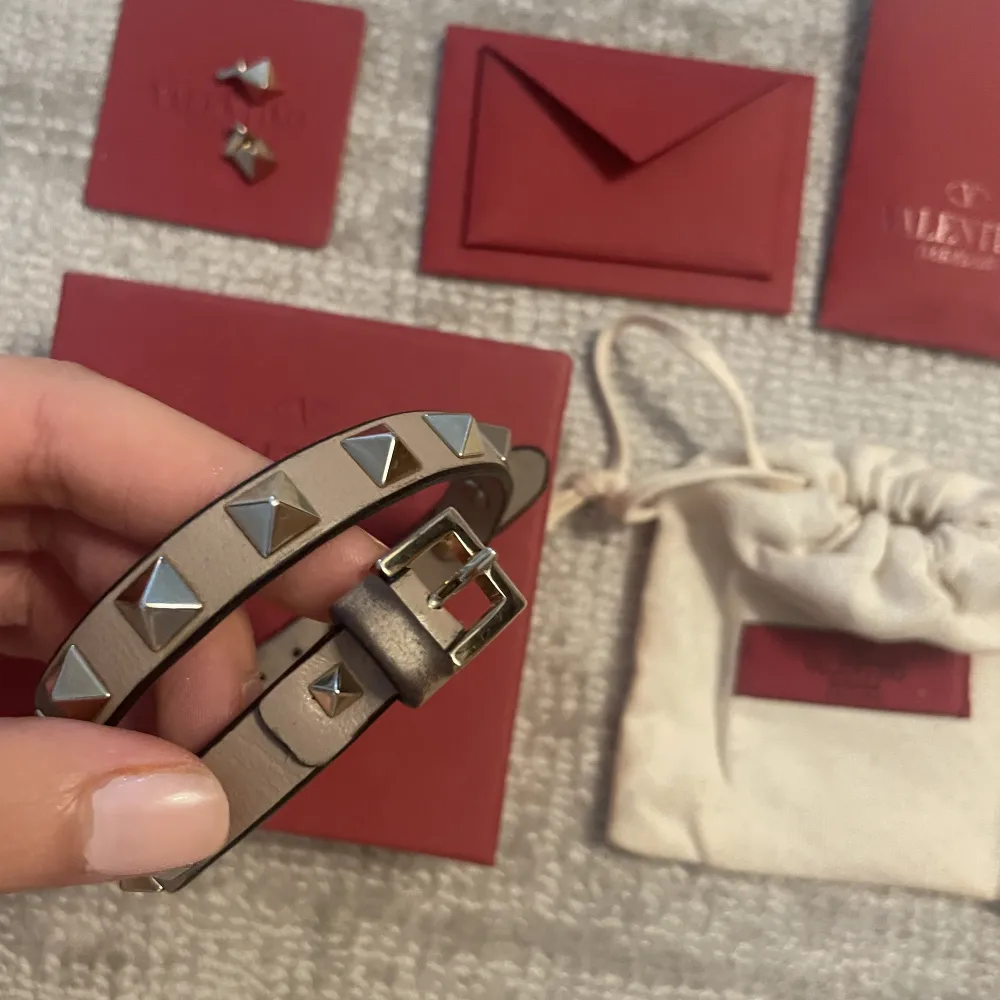 Säljer mitt rockstud armband ifrån valentino garavani. Köpt ifrån Valentinos hemsida och har alla tillbehör kvar. Armbandet är i fint skick. Nypris 3365 kr. . Accessoarer.