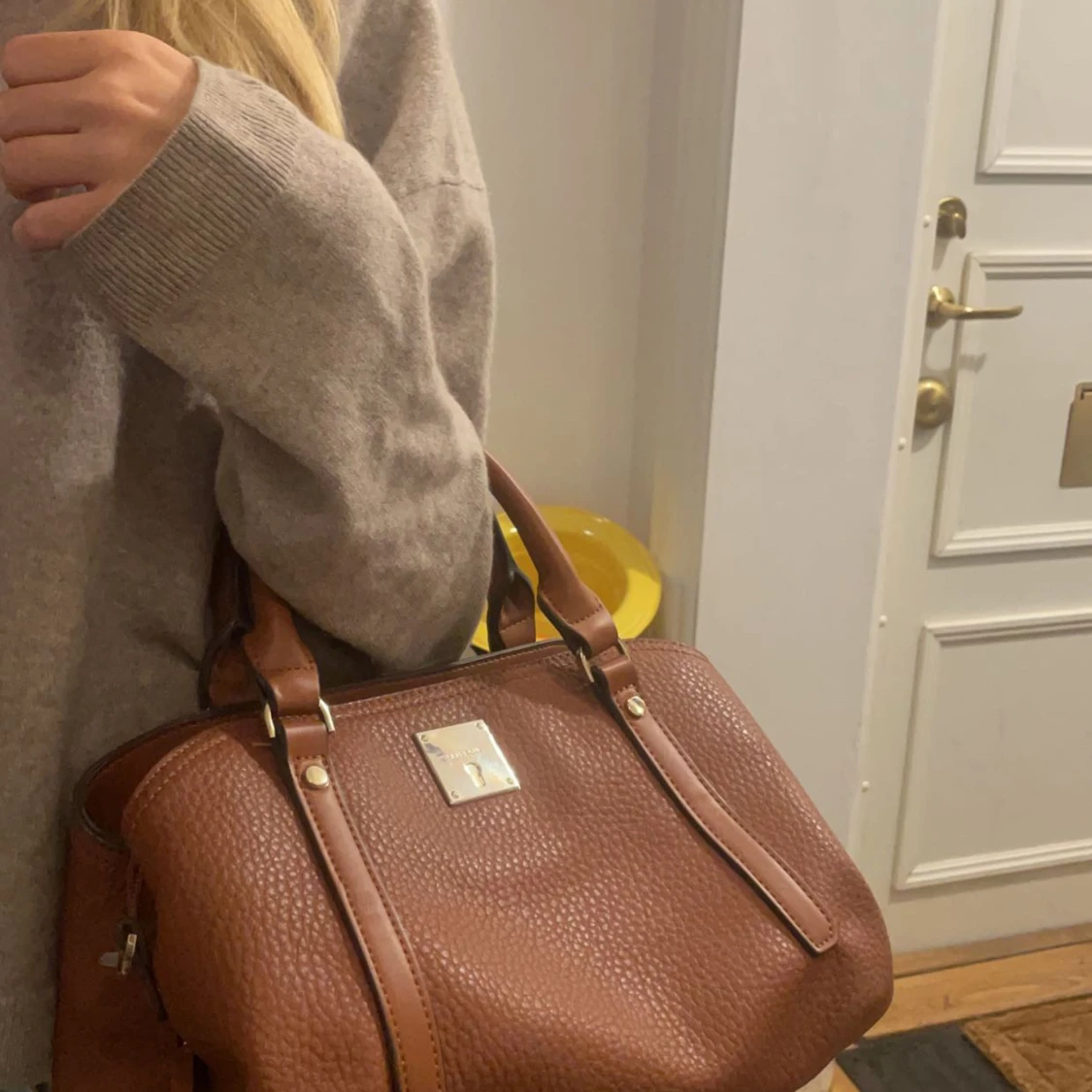 Brun väska med guld detaljer - 91