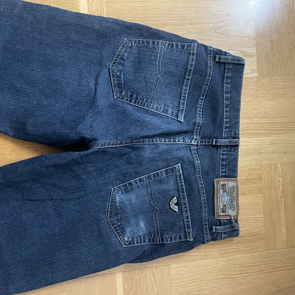 Säljer dessa skit snygga mörk blå jeans som är straight och låg midjade. De står storlek 40 men skulle säga 36/38. Dom är som nya och långa, är 167 och dom är ca 5 cm för långa för mig. . Jeans & Byxor.