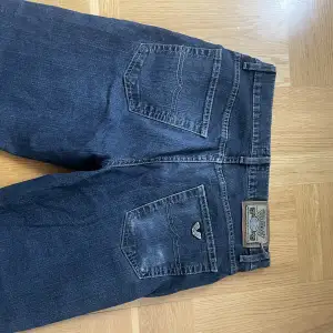 Säljer dessa skit snygga mörk blå jeans som är straight och låg midjade. De står storlek 40 men skulle säga 36/38. Dom är som nya och långa, är 167 och dom är ca 5 cm för långa för mig. 