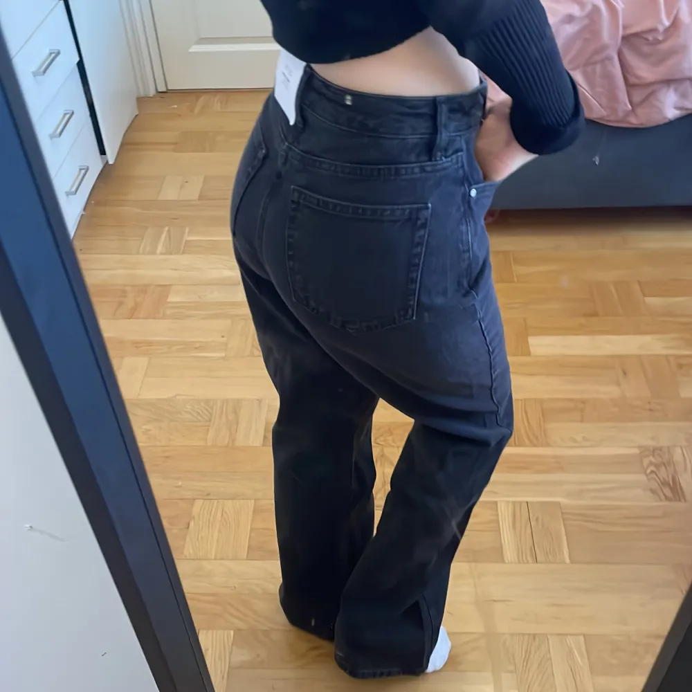 Snygga svarta jeans från bikbok. Oanvända, prislappen sitter kvar. Säljer då de är förstora på mig😊 nypris: 599 jag säljer de för 200kr(pris kan diskuteras)😊💞💞. Jeans & Byxor.