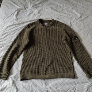 CP COMPANY KNIT - Asskön cp company knit. Säljer enbart då jag inte använder den. Skitbra kvalite, mycket bra skick. Stl 50 passar mellan M-L
