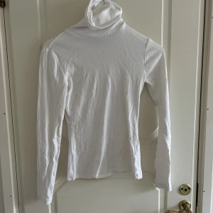 Tröja med krage - Tröja med hög krage. Sitter tight på kroppen 