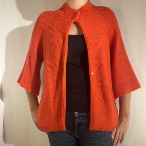 Stickad tröja! - Stickad kofta från topshop! Aldrig använd så bra skick! Storlek 8 alltså storlek S/36 men kan absolut användas av xs och m💗💗