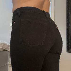 Svarta Levis jeans wedgie straight. Knappt använda, är i storlek W28 L30