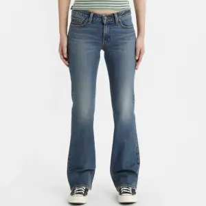 lågmidjade bootcut jeans direkt köpta från levis💓dom och är helt oanvända och lappen är kvar. köpta för 920